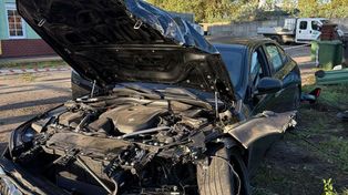 Międzyzdroje: BMW przeleciało środkiem ronda, ścięło dwie lampy i płot. 20-letni kierowca pijany i po narkotykach