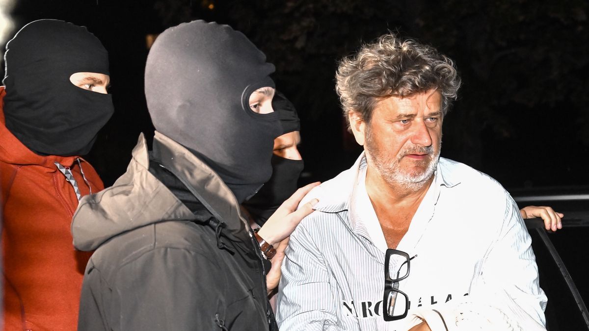 Janusz Palikot doprowadzany przez funkcjonariuszy CBA na przesłuchanie we Wrocławiu, 3 października