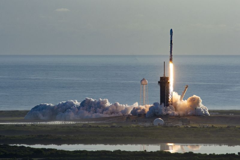 SpaceX Falcon 9 startuje w ramach misji Starlink-10