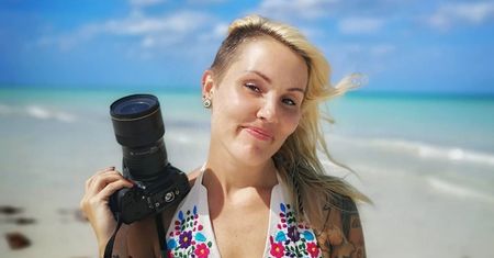 Dociera tam, gdzie boją się dotrzeć mężczyźni. Anita Demianowicz fotografuje się w strojach ludowych w najodleglejszych zakątkach świata