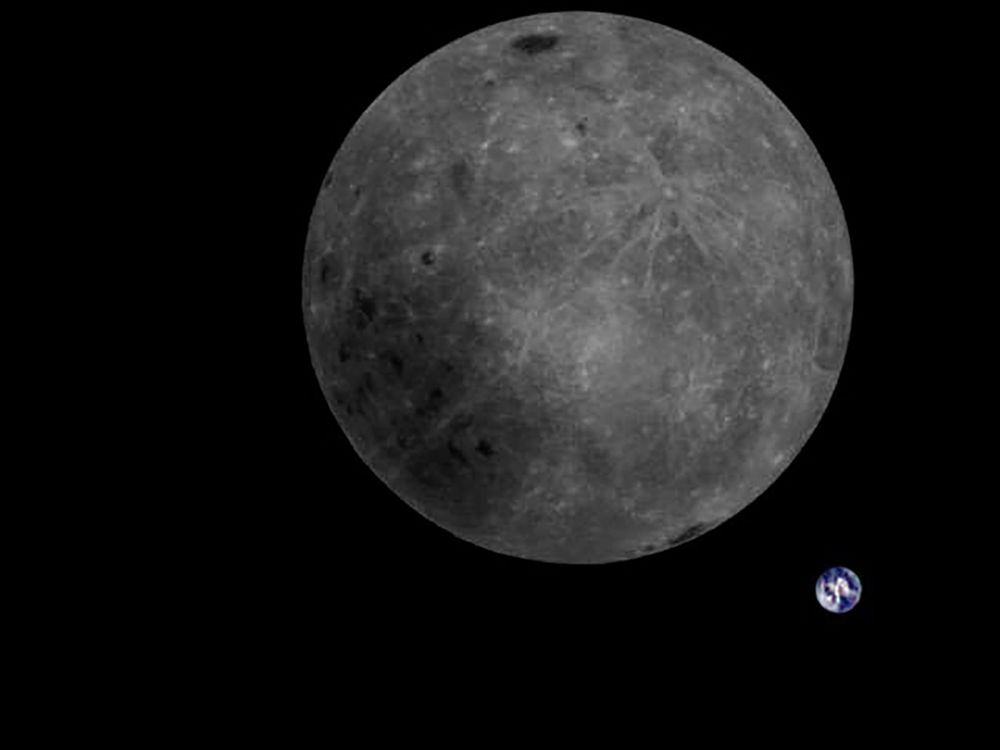 Ciemna strona Księżyca z Ziemią w tle. To pierwsze takie zdjęcie