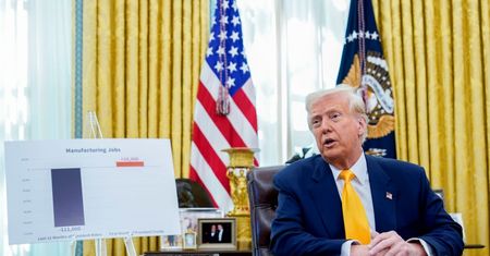 Trump grozi nowymi cłami. 250 proc. na nabiał i drewno dla Kanady