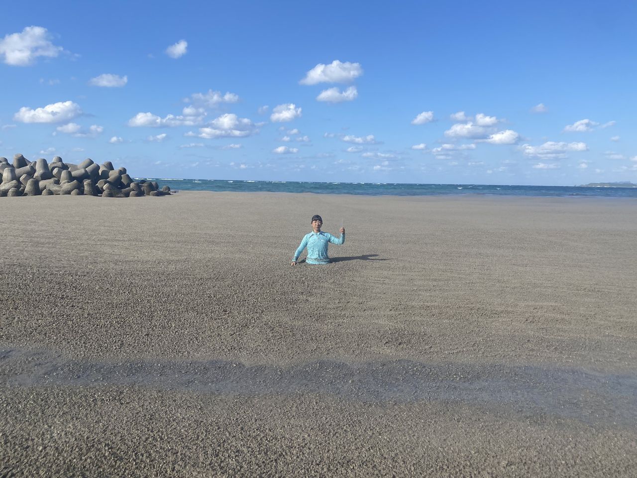 Pumeks pokrył plaże. "Nie da się tu pływać"