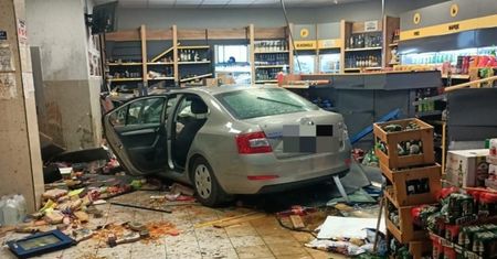 Wjechał w budynek samochodem. Nietypowy wypadek na stacji paliw