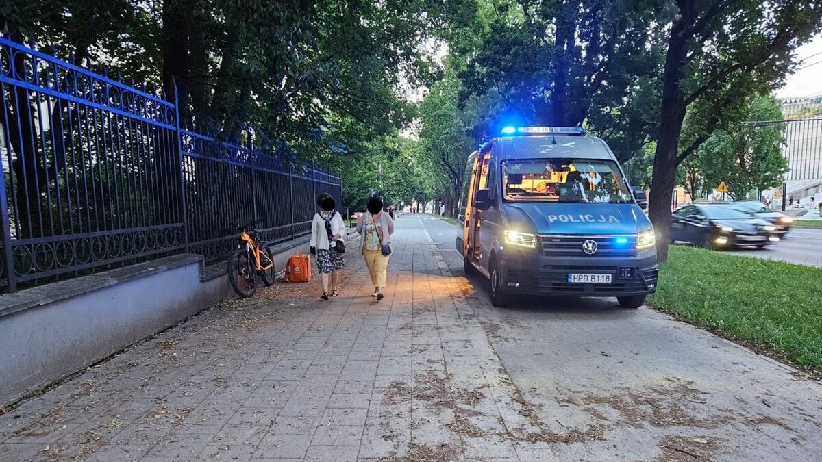 Zderzenie dwóch rowerzystów na ścieżce rowerowej przy Ogrodzie Saskim