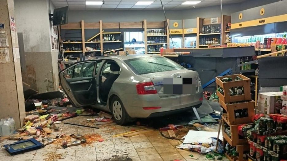 Samochód, który wjechał dosłownie do budynku stacji paliw w Drawsku Pomorskim 
