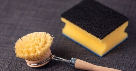 Naturalne produkty do mycia naczyń. Pożegnaj plastikowe gąbki