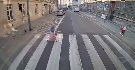 Pięciolatka wbiegła pod autobus. Uratował ją refleks kierowcy