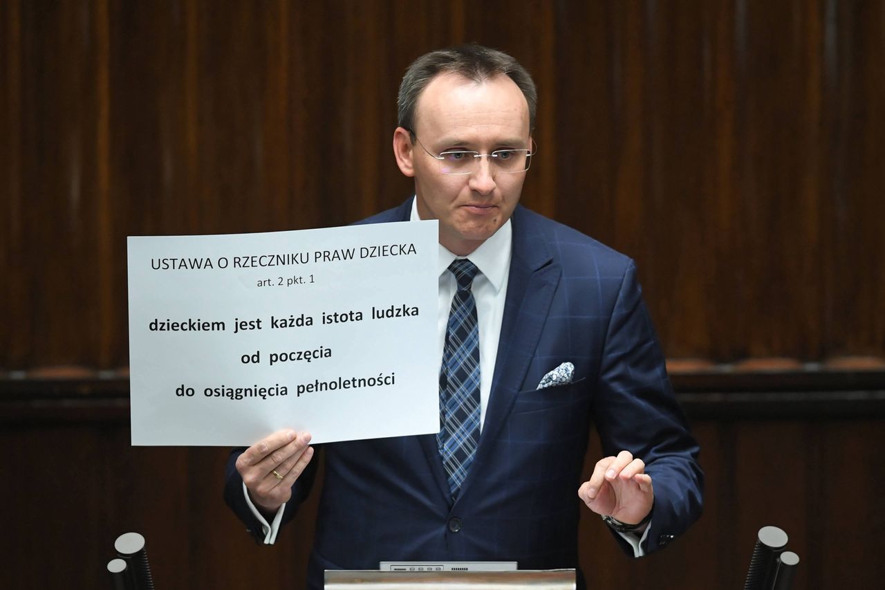 Rzecznik Praw Dziecka zabrał głos i wywołał burzę. W Poznaniu nic nie wiedzą o zdarzeniu, które przywołał