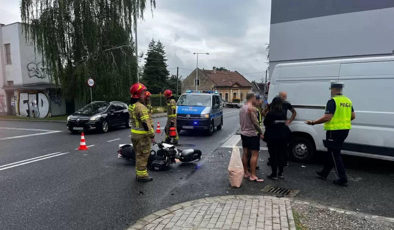 Tak działa drogi kask. Auto przejechało po głowie motocyklisty