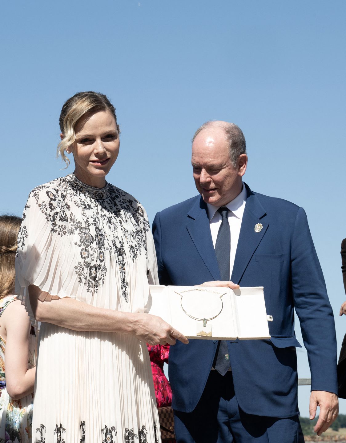Księżna Charlene posyła nieśmiałe uśmiechy podczas wystąpienia