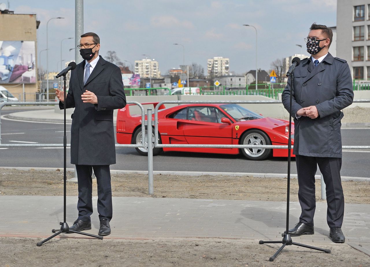 Ferrari F40 skradło show premierowi. Niezwykły "gość" konferencji w Katowicach