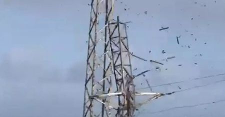 Połamane maszty, gigantyczne fale na oceanie. Zniszczenia są ogromne