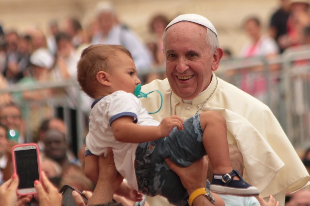 Papież Franciszek w ogniu krytyki. Chodzi o słowa na temat par wybierających zwierzęta zamiast dzieci