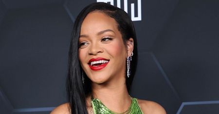 Przystrojona cekinami Rihanna eksponuje NAGI CIĄŻOWY brzuch na oscarowym afterparty u Beyonce (FOTO)