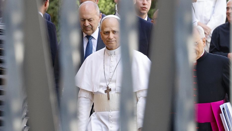 epaselect epa12088254 Pope Leo XIV (C) walks inside the Vatican at the end of a cardinals' meeting, in Vatican City, 10 May 2025. Cardinal Robert Francis Prevost was elected to become Pope Leo XIV by the conclave at the Vatican on 08 May 2025. EPA/FABIO FRUSTACI Dostawca: PAP/EPA.