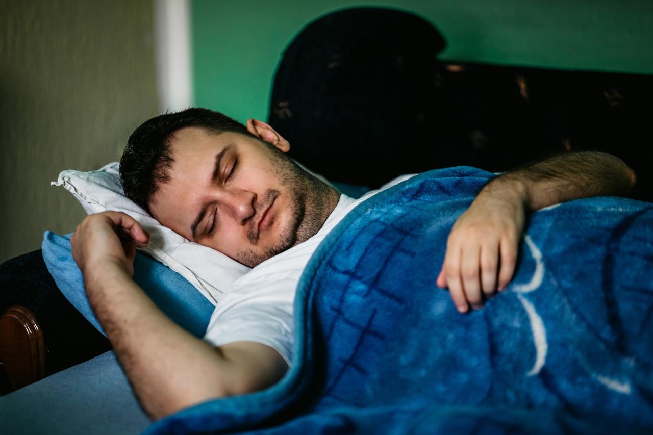 Unikaj tej pozycji snu. Powoduje ból, sprzyja opuchliźnie i zmarszczkom