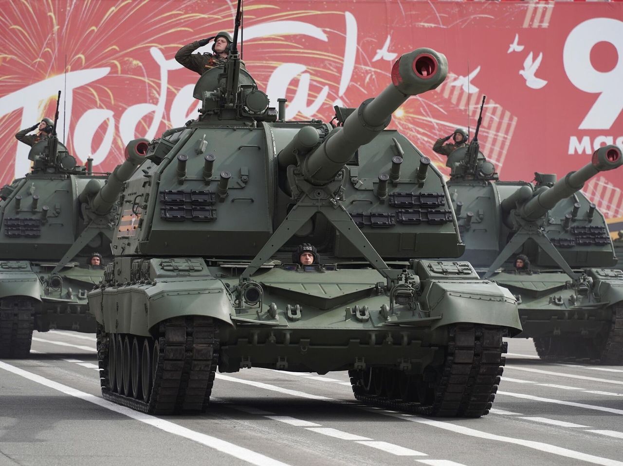 Rosyjska artyleria samobieżna podczas defilady