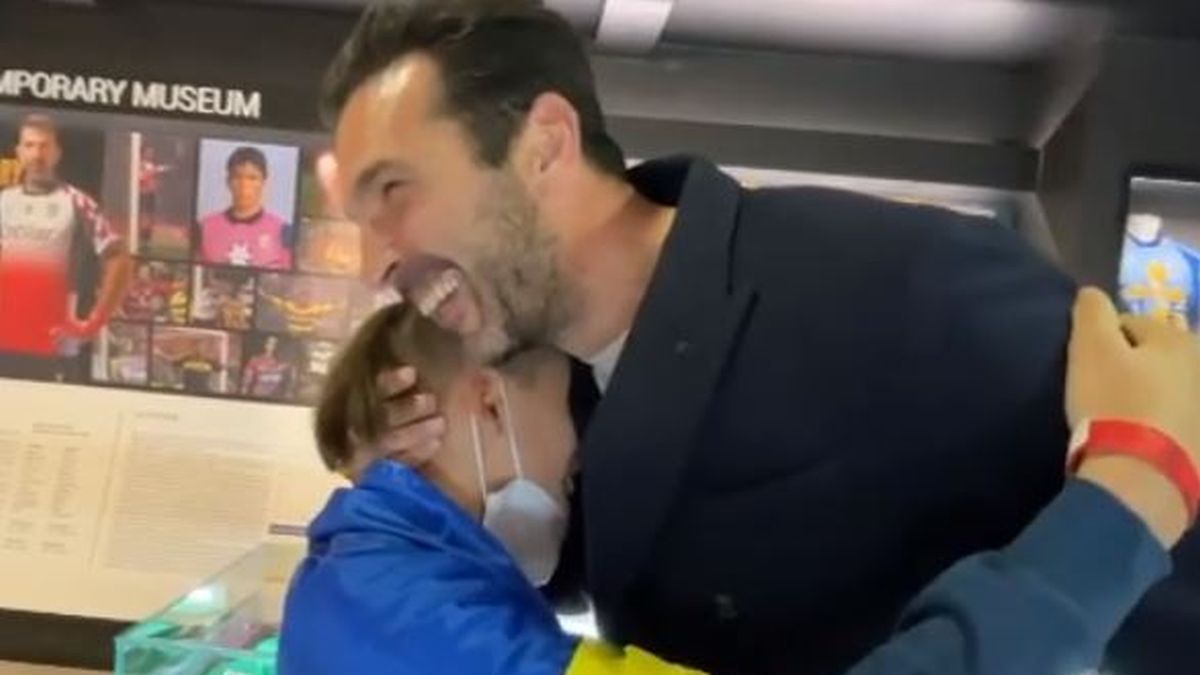 Chłopiec z Ukrainy w ramionach Buffona