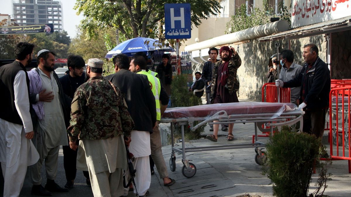 Afgańsk Rodzice sprzedają córki, by mieć pieniądze na jedzenie