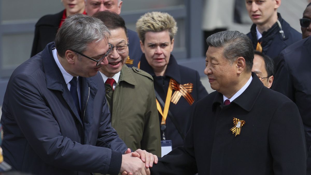 President of Serbia Aleksandar Vucic (L) shakes hands with President of China Xi Jinping (R) during a wreath laying ceremony at the Tomb of the Unknown Soldier in Alexander Garden on Victory Day, which marks the 80th anniversary of Victory in the Great Patriotic War, in Moscow, Russia, 09 May 2025. EPA/YURI KOCHETKOV Dostawca: PAP/EPA.
