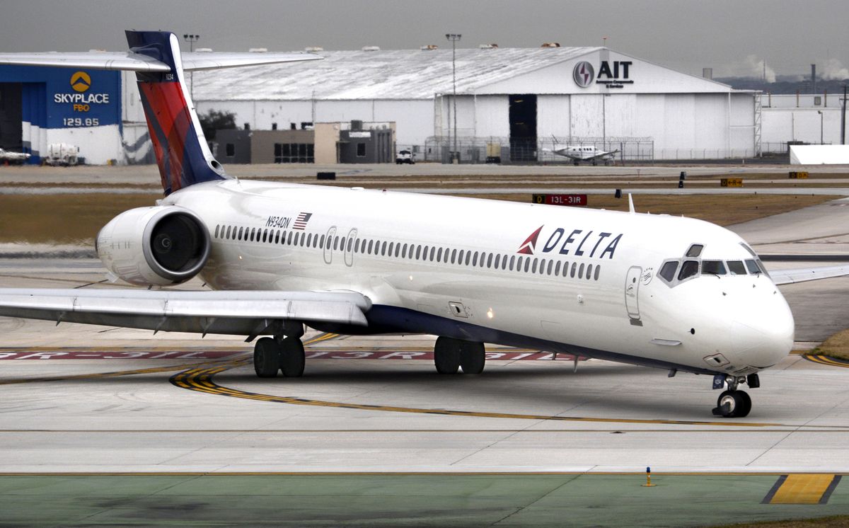 Samolot linii Delta na lotnisku w San Antonio