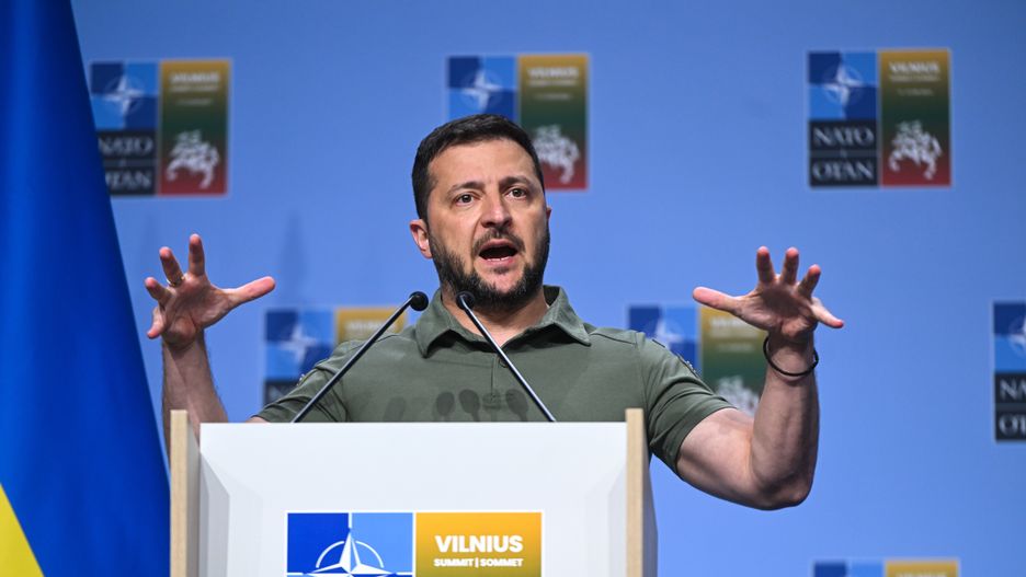 Wilno, Litwa, 12.07.2023. Prezydent Ukrainy Wołodymyr Zełenski podczas konferencji prasowej, po spotkaniu z sekretarzem generalnym NATO Jensem Stoltenbergiem w drugim dniu szczytu NATO w Wilnie, 12 bm. Na dziś zaplanowane jest pierwsze spotkanie Rady Ukraina-NATO. (mr) PAP/Valdemar Doveiko