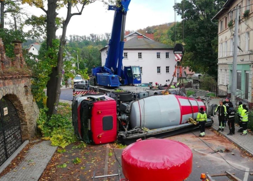 Janowice Wielkie. Balans betoniarki. O włos od tragedii  (Fot. Aera Pomoc Drogowa Wałbrzych)