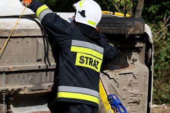 Groźny wypadek pod Raciborzem. Kilka osób trafiło do szpitala po dachowaniu w Pogrzebieniu
