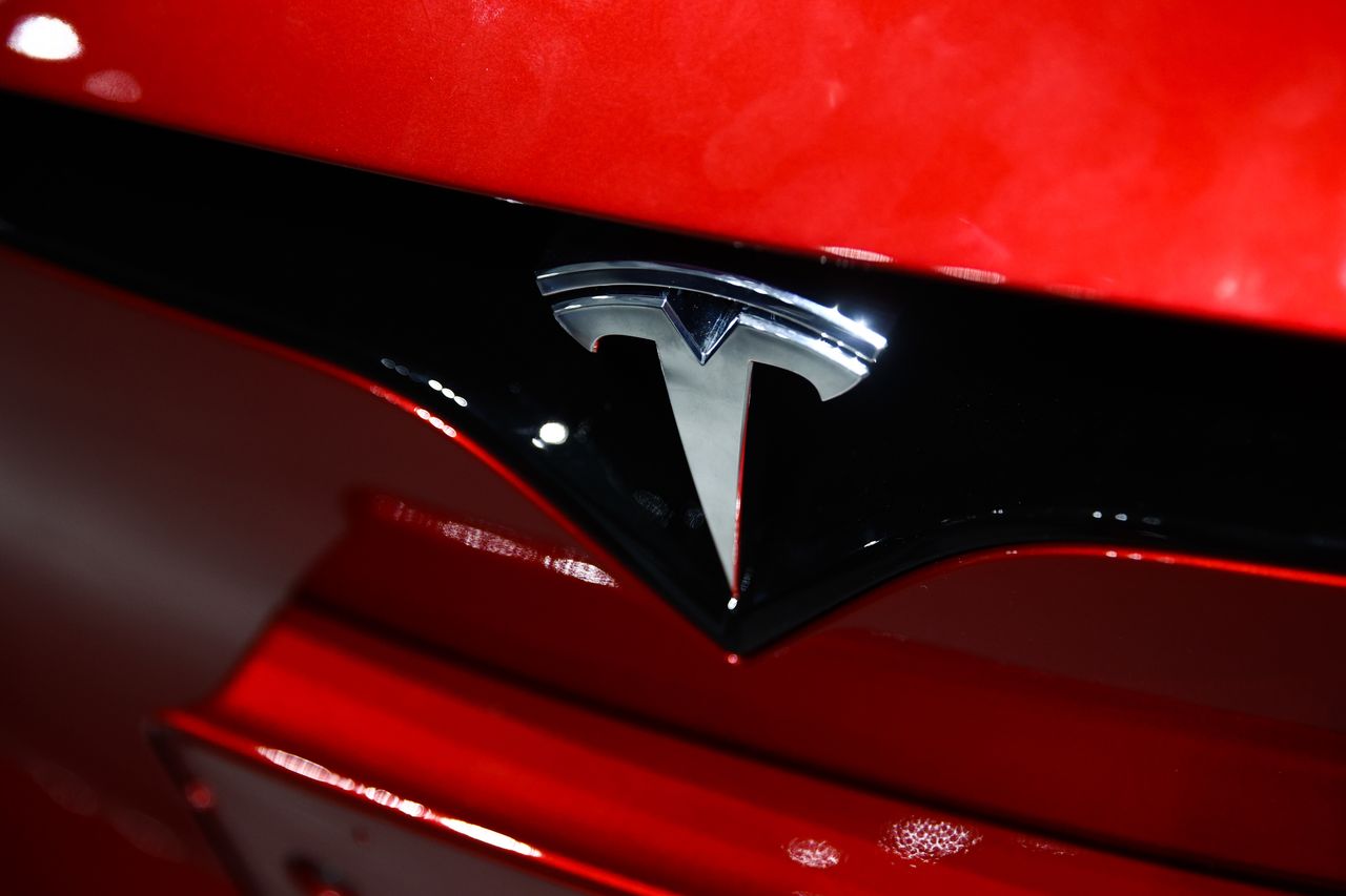 Swedish mass boycott of Tesla. Cars grounded by postal workers