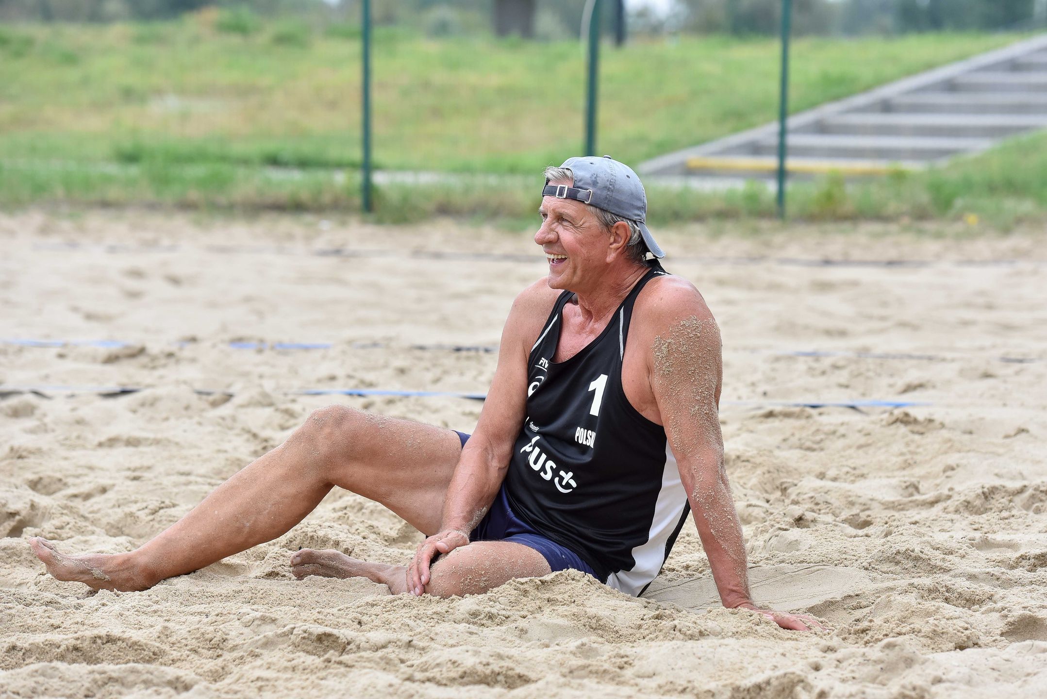 Zygmunt Chajzer gra w siatkówkę plażową
