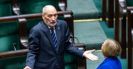 Macierewicz ukarany przez Hołownię. "Bezprawie"