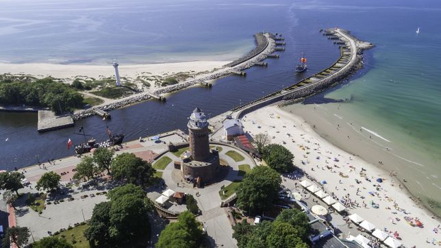 Pogoda Kołobrzeg port latarnia morska Bałtyk morze plaża wakacje słońce Polska