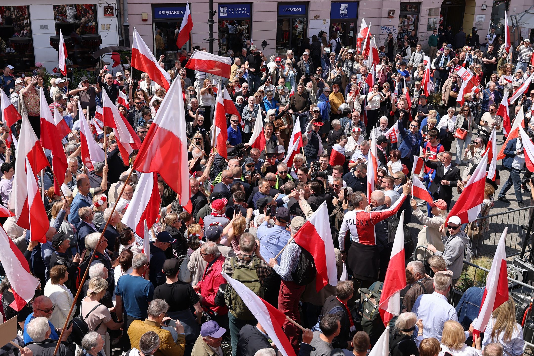 Tłum na marszu poparcia Karola Nawrockiego