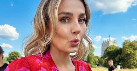 Małgorzata Socha "zabrała chłopaka na wycieczkę". Pozuje u jego boku w sukience za prawie 1,5 TYSIĄCA ZŁOTYCH (ZDJĘCIE)