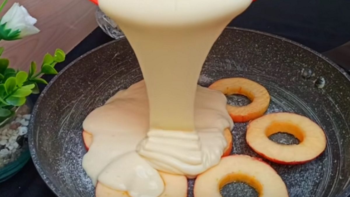 Słynne ciasto z jednym jajkiem i jabłkami stało się hietem w sieci.