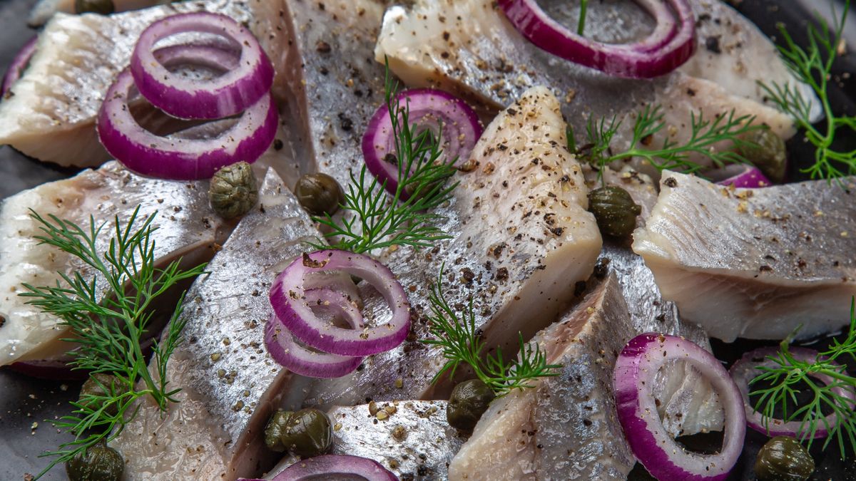 Najważniejszą zasadą przy przygotowywaniu śledzi jest umiar