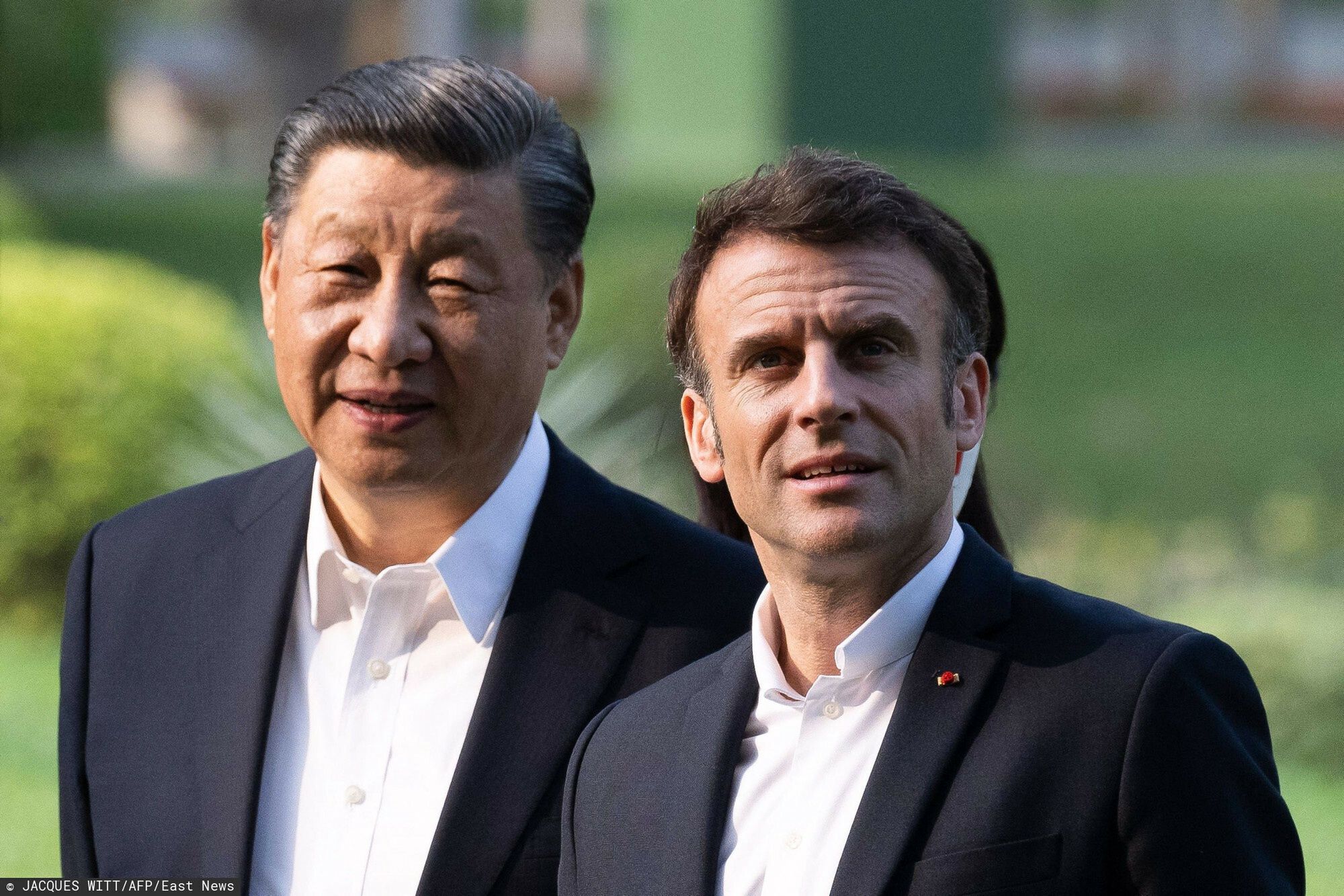 Temporary
Chinese President Xi Jinping (L) and French President Emmanuel Macron (R) visit the garden of the residence of the Governor of Guangdong, on April 7, 2023, where Chinese President XI Jinping's father, XI Zhongxun lived. (Photo by Jacques WITT / POOL / AFP)
JACQUES WITT