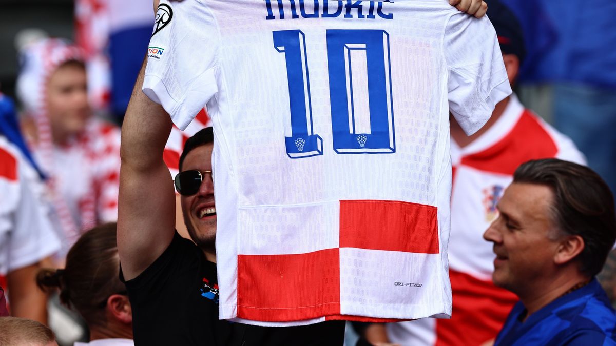 Kibic Chorwacji z koszulką Luki Modricia na stadionie w Berlinie