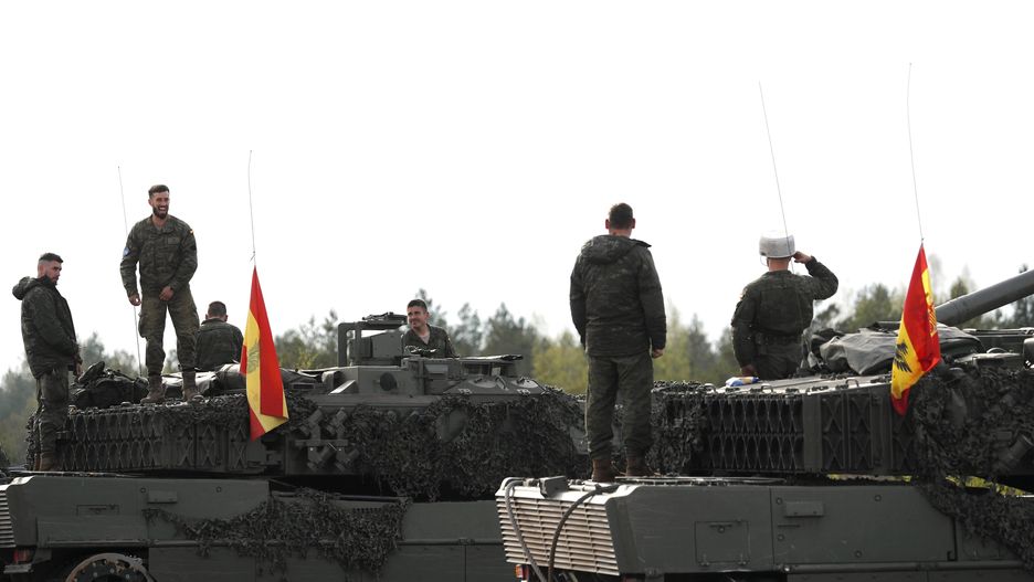 Military exercise Iron Spear 2022 at the Adazi training groundepa09940738 Spanish servicemen with their battle tanks Leopard 2E during military exercise Iron Spear 2022 led by the NATO enhanced Forward Presence Battlegroup Latvia at the Adazi training ground, Latvia, 11 May 2022. The training tasks are be performed by crews of tank and infantry fighting vehicles from the armed forces of Italy, Norway, Latvia, Poland, Slovakia, Spain and Germany. The mission of Iron Spear 2022 is to strengthen the mobility, interoperability and cooperation of armed forces.  EPA/TOMS KALNINS Dostawca: PAP/EPA.TOMS KALNINS