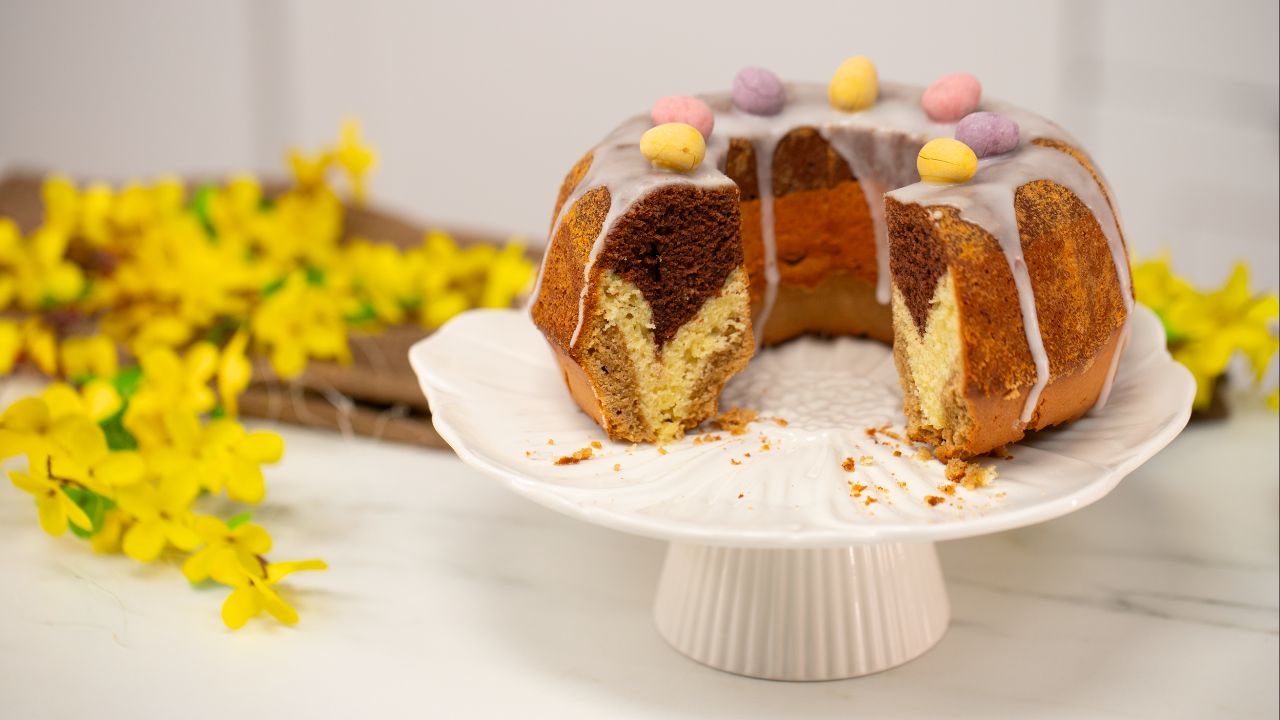 Puszysta, wilgotna i trójkolorowa babka na Wielkanoc. Zrobi furorę w każdym domu