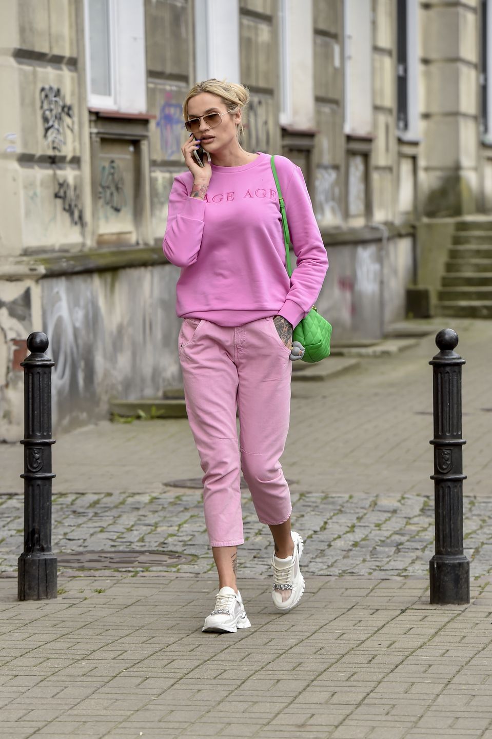 Karolina Gilon przechadza się po Warszawie