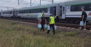Tysiąc pasażerów w pociągu bez klimatyzacji. Skład utknął w polu