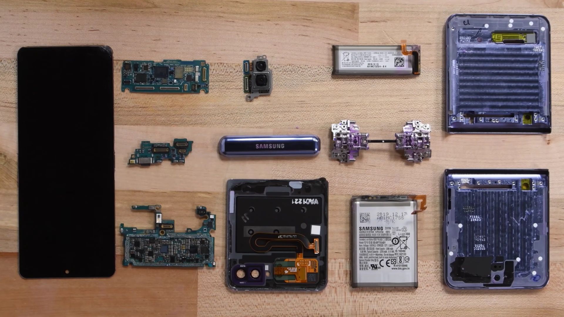 Samsung Galaxy Z Flip sprawdzony pod kątem odporności na pył. (Nie) jest kolorowo 8