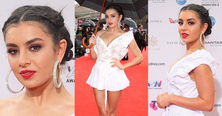 Charli XCX pozuje w krótkiej spódniczce
