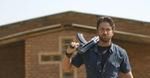 Gerard Butler uczy młodego surfera