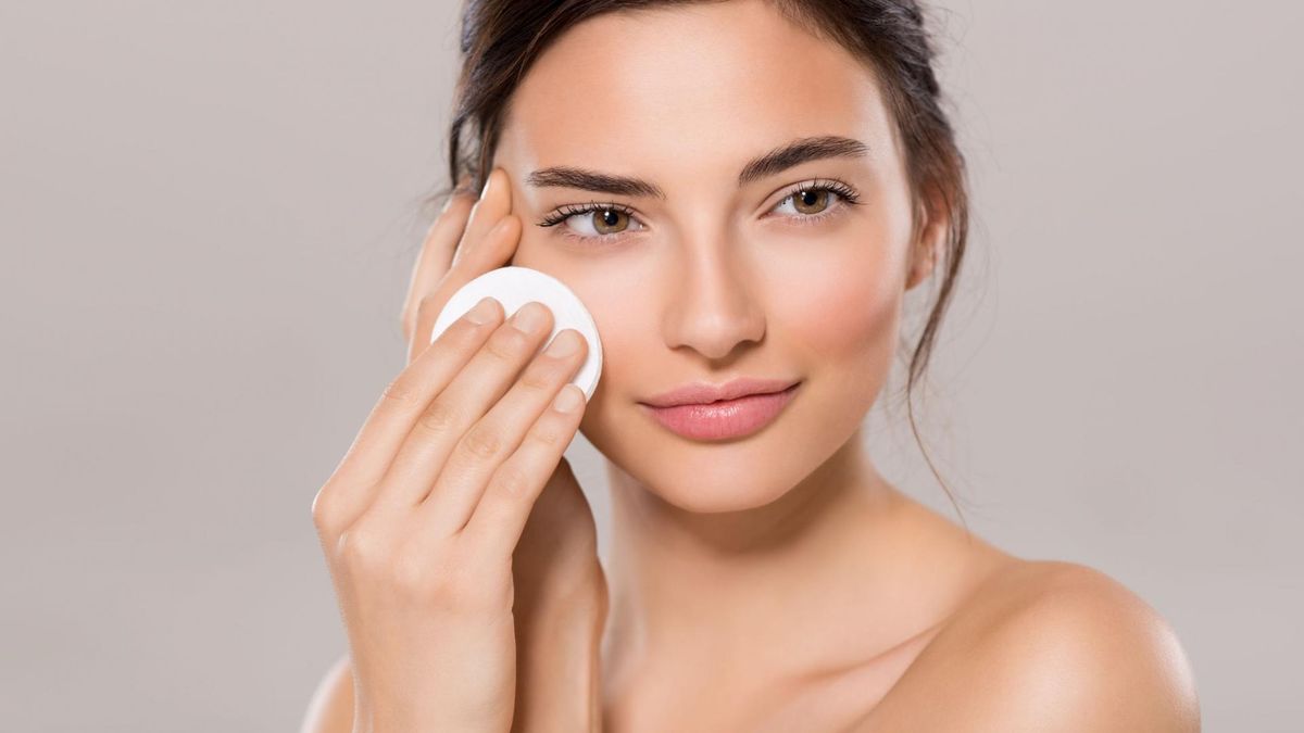 Płyn micelarny jest obecnie najpopularniejszym kosmetykiem do demakijażu.