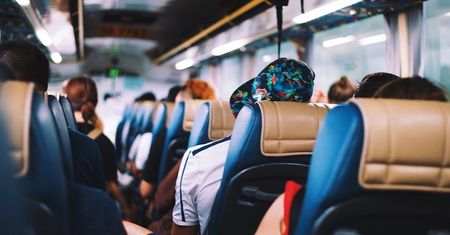 Koronawirus. Sanepid poszukuje pasażerów busa. Jedna z pasażerek była zakażona