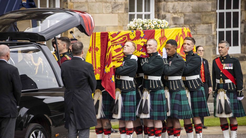 Trumna z ciałem Królowej Elżbiety w Edynburgu