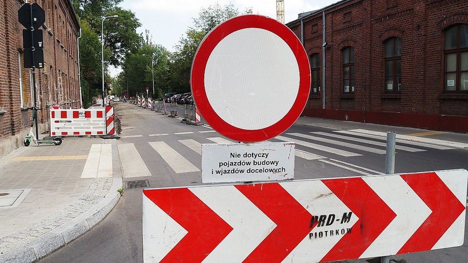 Remontowana ulica Tymienieckiego, a na niej samochody i piesi